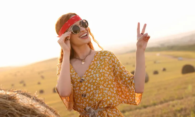 70s hippie flashes peace sign